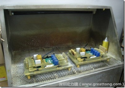 使用噴涂(Spraying)方式作業(yè)conformal coating時，需設備抽真空的設備，否則噴涂的物質會飄散到空氣當中，影響人體的健康。
