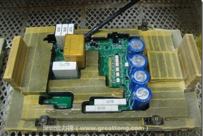 Conformal coating噴涂作業(yè)時可以使用治具把一些不可以噴涂到的地方及零件覆蓋起來，以免絕緣物質噴涂到一些需要作導電接觸的地方。