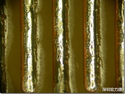 經(jīng)過168小時(shí)的高溫高濕環(huán)境實(shí)驗(yàn)后，此錫膏的最低SIR還可達(dá)到500,000,000 ohms，取LOG10為108.70，但是可以看到焊錫的邊上還有未吃錫的露銅，表示其吃錫狀況比較差