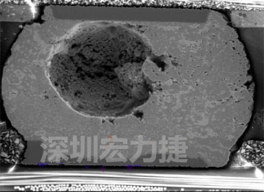 錫球氣泡大到足以影響到焊接的品質(zhì)，下圖是錫球切片后的剖面，可以很明顯看到氣泡已經(jīng)有錫球的 1/3 大了