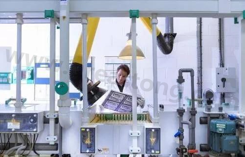 理想狀態(tài)下自動化生產(chǎn)線大約能節(jié)省傳統(tǒng)企業(yè)50%的人力成本，良率可提升至98%。