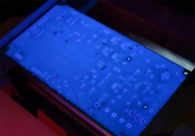 經(jīng)過涂覆工藝后的PCB，在紫光燈下的拍攝效果，原來coating也可以這么美！