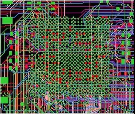 圖18：BGA布線。(頂部)傳統(tǒng)的自動布線器。38個網(wǎng)絡(luò)沒有完成布線。(底部)任意角度的拓撲式自動布線器。所有網(wǎng)絡(luò)都完成了布線。